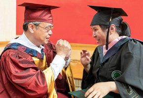 工业纺织和黄麻部长达克尔·...